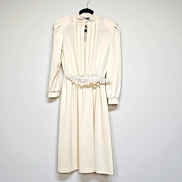 Vtg 80's cream color knit, longsleeve dress. Keyhole neck, pleat front, belted - Picture 1 of 13